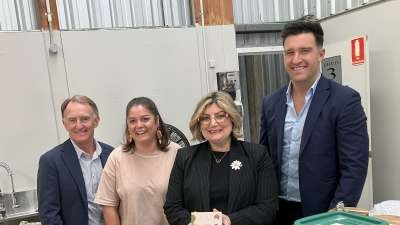 Minister inspects business centre 